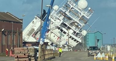 Felborult egy nagy hajó Nagy-Britanniában, Edinburgh kikötőjében – több tucat sérült