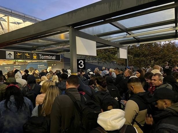 Káosz a Stansted repülőtéren: tűz ütött ki a váróban Káosz a Stansted repülőtéren: tűz ütött ki a váróban