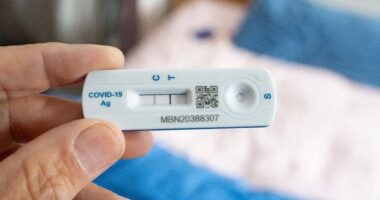 Új Covid variáns terjed Angliában, amelynek egyedi tünete is van - minden, amit eddig tudunk a Stratus variánsról