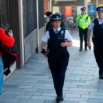 A rendőrök mostantól le is tartóztathatják, és maximum £960-ra is büntethetik a kijárási tilalmat megszegőket Angliában