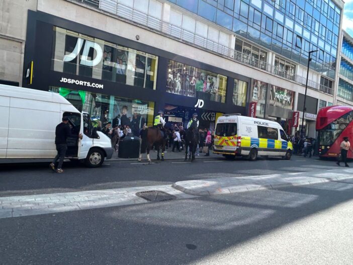 Káosz az Oxford Streeten, miután az egyik közösségi oldalon szerveztek eseményt az egyik sportbolt tömeges lerohanására és kifosztására 4