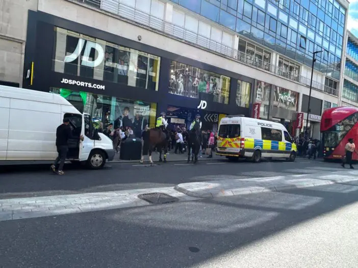 Káosz az Oxford Streeten, miután az egyik közösségi oldalon szerveztek eseményt az egyik sportbolt tömeges lerohanására és kifosztására