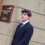Vodkát öntött a szemébe, tüzet gyújtott a szobájában, majd késsel kergette meg diáktársát egy fiatal srác Nagy-Britanniában