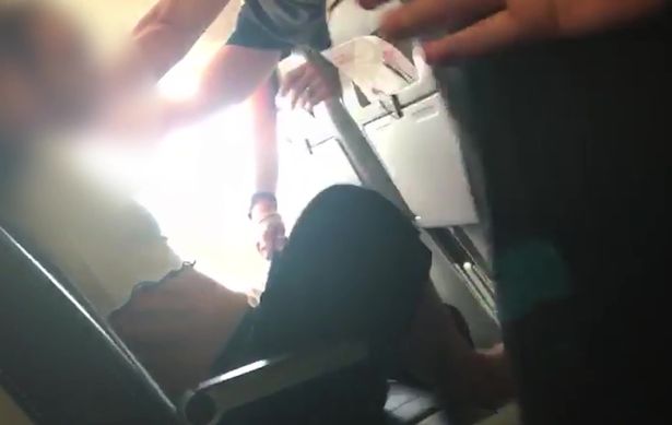 A levegőben próbálta meg kinyitni az ajtót egy részeg nő az egyik londoni járaton 4