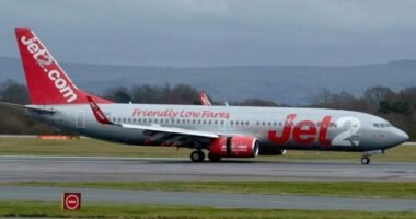 Kényszerleszállás történt, miután az utastérben pisált és a gyerekeket riogatta egy csatak részeg utas az egyik nagy-britanniai repülőjáraton