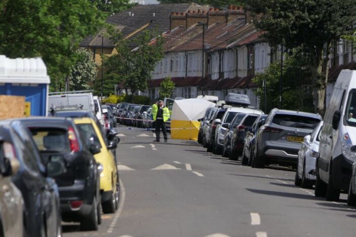 Egy kocsiban késeltek halálra egy fiatal férfit Londonban - a rendőrség hajtóvadászatot indított a támadó után 7