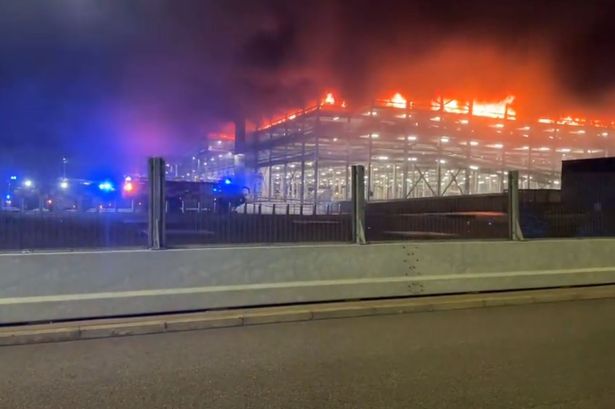 Hatalmas tűz a Luton repülőtéren, az új emeletes parkoló szinte teljesen szétégett, több mint 1200 autó megsemmisült és a járatokat egy időre leállították 3