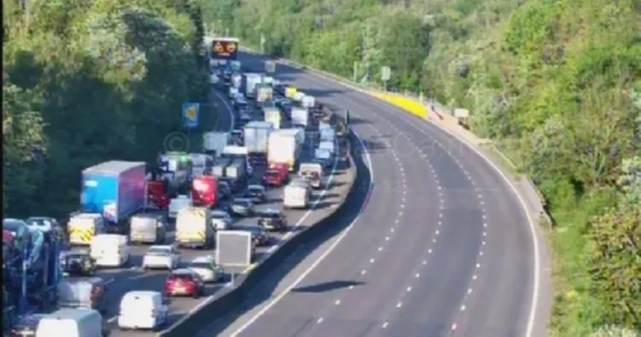 Súlyos baleset az M25-ös autópályán Angliában: két kamion ütközött Súlyos baleset az M25-ös autópályán Angliában: két kamion ütközött