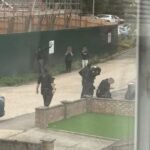 Karddal és késsel rontott rá a fegyveres rendőrökre egy férfi Angliában, Gravesendben