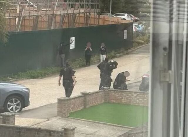 Karddal és késsel rontott rá a fegyveres rendőrökre egy férfi Angliában, Gravesendben