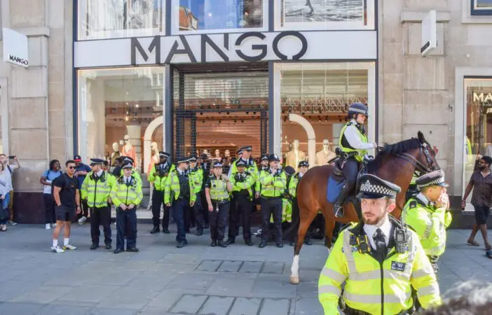 Káosz az Oxford Streeten, miután az egyik közösségi oldalon szerveztek eseményt az egyik sportbolt tömeges lerohanására és kifosztására
