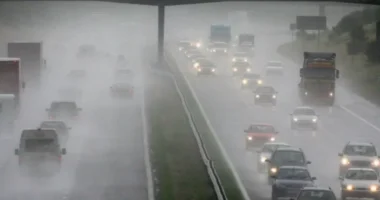 80 mph-s szelek, eső és utazási káosz: Figyelmeztetést adott ki a Met Office