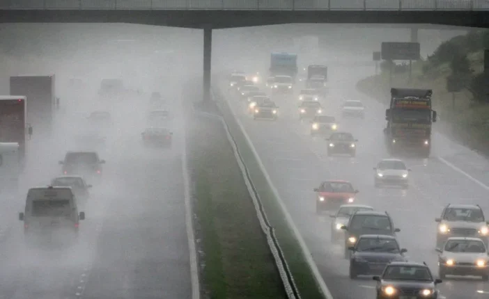 80 mph-s szelek, eső és utazási káosz: Figyelmeztetést adott ki a Met Office 10