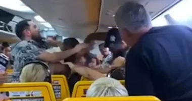 Bekeményít a Ryanair - be fogják perelni a balhézó, alpári módon viselkedő utasokat, mert "ami sok, az sok"