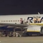 18 utas sérült meg a Ryanair egyik angliai járatán – az emberek a szárnyról ugráltak le egy téves tűzriadó miatt