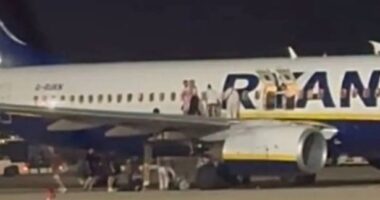 18 utas sérült meg a Ryanair egyik angliai járatán - az emberek a szárnyról ugráltak le egy téves tűzriadó miatt