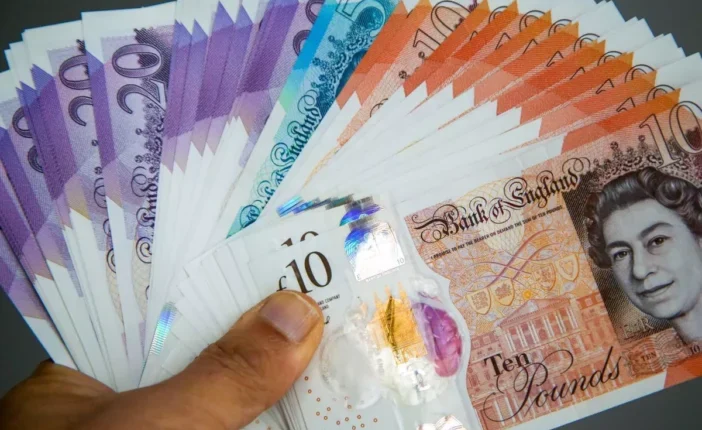 Hatalmas fizetésemelés jön, félmillió dolgozónak nő közel £5,000-tal a fizetése az Egyesült Királyságban