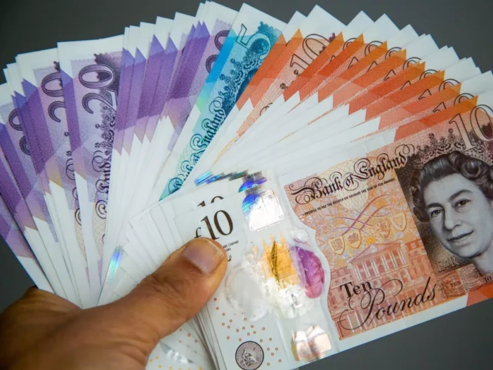 Hatalmas fizetésemelés jön, félmillió dolgozónak nő közel £5,000-tal a fizetése az Egyesült Királyságban Hatalmas fizetésemelés jön, félmillió dolgozónak nő közel £5,000-tal a fizetése az Egyesült Királyságban