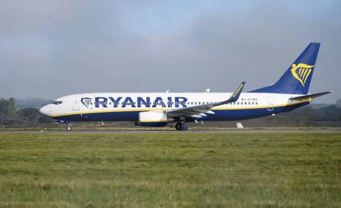 Hatalmas felfordulás, vállalhatatlanul viselkedő utasok a Ryanair egyik angliai járatán - volt, aki a folyosón vizelt 1