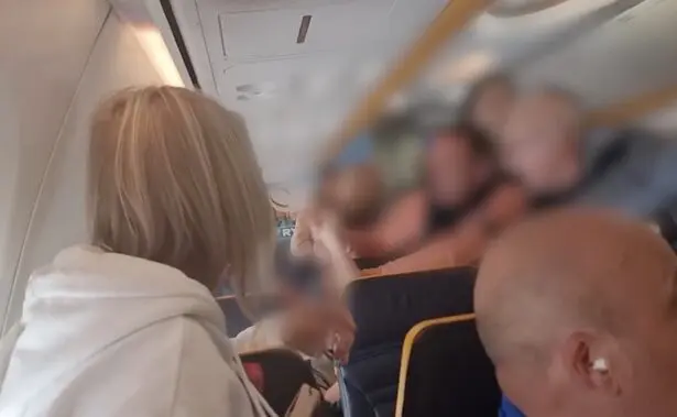 A kisgyerekek többen elsírták magukat: verekedés tört ki a Ryanair egyik nagy-britanniai járatán