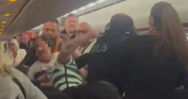 Elszabadult a pokol az egyik angliai repülőjáraton: az egyik utas egy üveg vodka elfogyasztása után verekedni kezdett az utasokkal