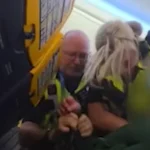 Elszabadult a pokol a Ryanair egyik angliai járatán: egy részeg utas még a rendőrökkel is leállt dulakodni