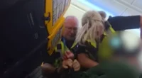 Elszabadult a pokol a Ryanair egyik angliai járatán: egy részeg utas még a rendőrökkel is leállt dulakodni