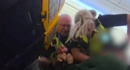 Elszabadult a pokol a Ryanair egyik angliai járatán: egy részeg utas még a rendőrökkel is leállt dulakodni