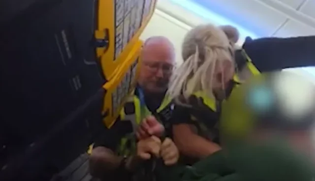 Elszabadult a pokol a Ryanair egyik angliai járatán: egy részeg utas még a rendőrökkel is leállt dulakodni