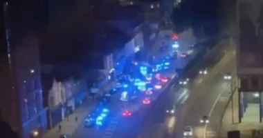 Lövöldözés egy teltházas birminghami klubban – egy férfi az életéért küzd