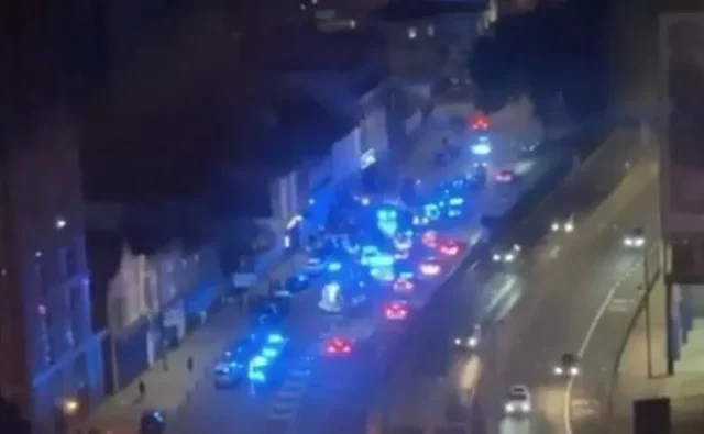 Lövöldözés egy teltházas birminghami klubban – egy férfi az életéért küzd