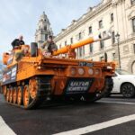 Tankkal vonultak a tüntetők a brit parlament elé Londonban