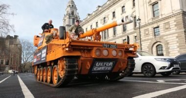 Tankkal vonultak a tüntetők a brit parlament elé Londonban