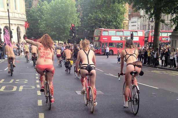 Meztelenül bicikliző emberek százai tekertek keresztül Londonon 6