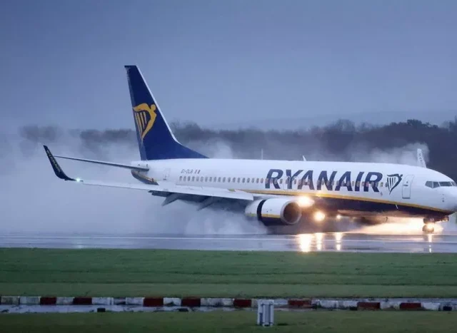 Vészhelyzet a levegőben: több utas megsérült, a Ryanair angliai járatának vissza kellett fordulnia