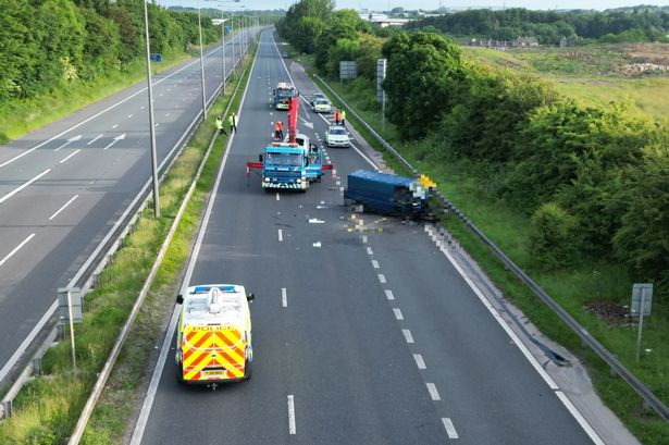 Szörnyű autóbaleset Angliában Bradfordnál: 3-an meghaltak, miután egy autó szembe hajtott a forgalommal az autópályán és frontálisan ütközött 4