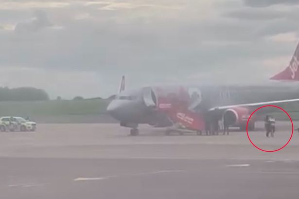 Bombariadó az egyik angliai repülőtéren – a fegyveres rendőrök távolítottak el egy férfit az egyik repülőről 5