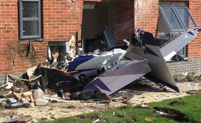 Lakóépületbe csapódott egy repülőgép Angliában, Oxfordshire területén 1
