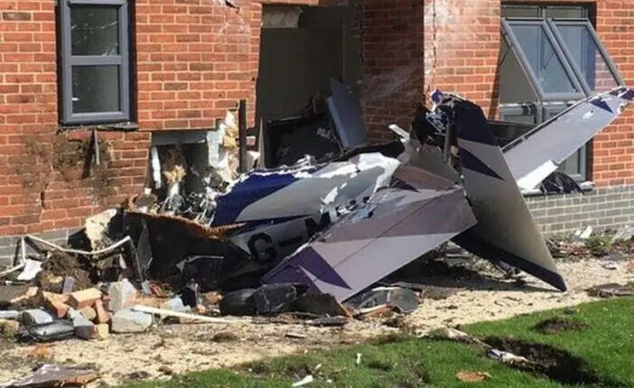 Lakóépületbe csapódott egy repülőgép Angliában, Oxfordshire területén
