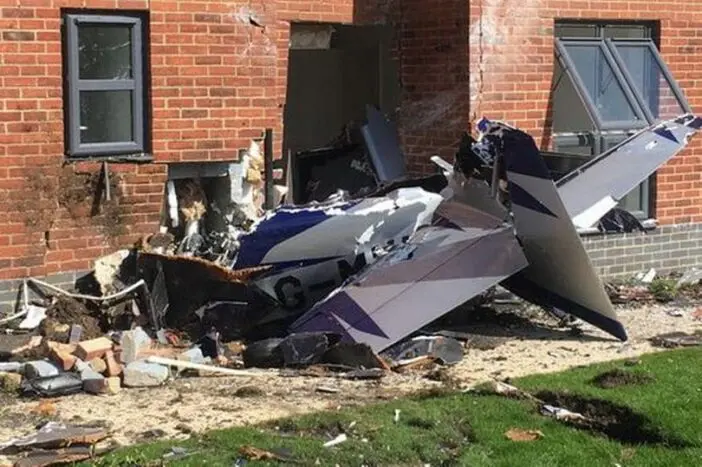 Lakóépületbe csapódott egy repülőgép Angliában, Oxfordshire területén