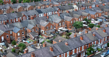 Új csúcsra emelkedtek az ingatlanárak az Egyesült Királyságban