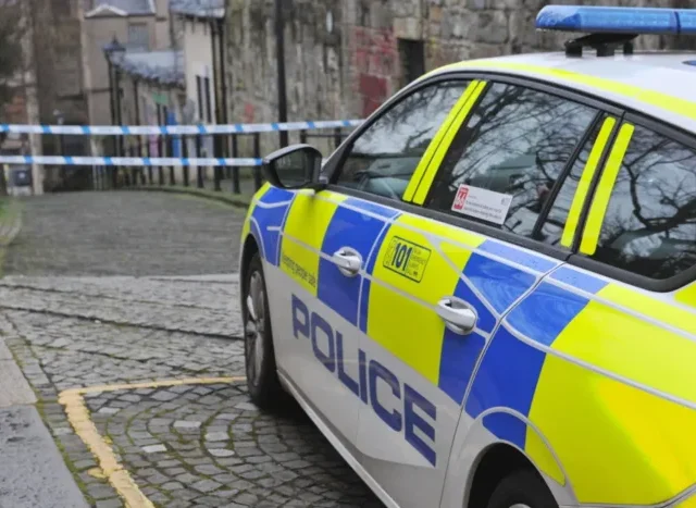 Tinédzser fiút erőszakoltak meg Paisley városközpontjában – a brit rendőrség hajtóvadászatot indított