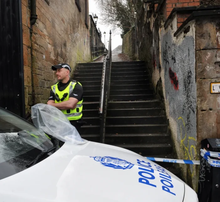 Tinédzser fiút erőszakoltak meg Paisley városközpontjában - a brit rendőrség hajtóvadászatot indított