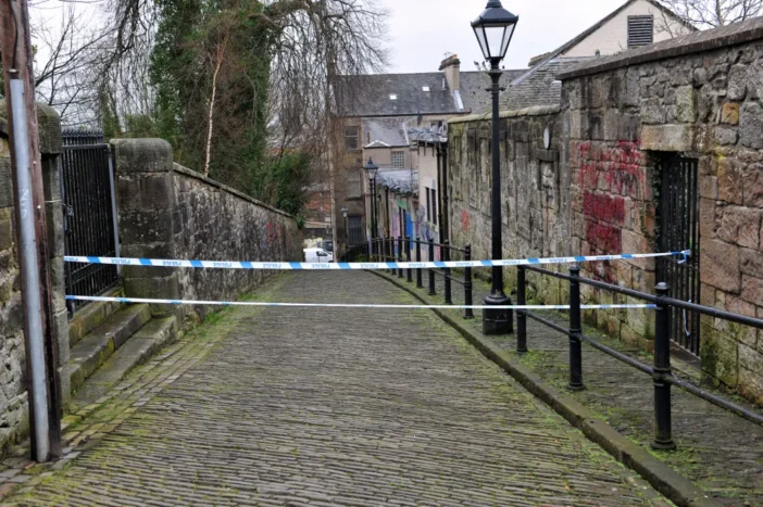 Tinédzser fiút erőszakoltak meg Paisley városközpontjában - a brit rendőrség hajtóvadászatot indított