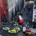 Súlyos buszbaleset London belvárosában – 17 sérült, többeknek centiken múlt az élete, mikor a busz emberek közé hajtott