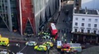 Súlyos buszbaleset London belvárosában - 17 sérült, többeknek centiken múlt az élete, mikor a busz emberek közé hajtott