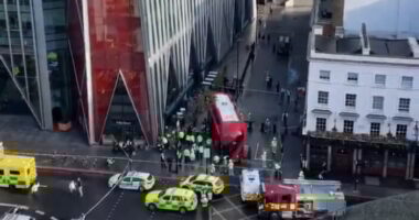 Súlyos buszbaleset London belvárosában - 17 sérült, többeknek centiken múlt az élete, mikor a busz emberek közé hajtott