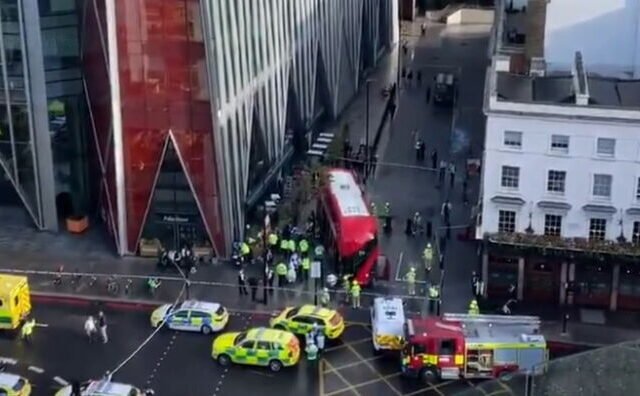 Súlyos buszbaleset London belvárosában – 17 sérült, többeknek centiken múlt az élete, mikor a busz emberek közé hajtott