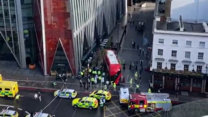 Súlyos buszbaleset London belvárosában - 17 sérült, többeknek centiken múlt az élete, mikor a busz emberek közé hajtott Súlyos buszbaleset London belvárosában - 17 sérült, többeknek centiken múlt az élete, mikor a busz emberek közé hajtott