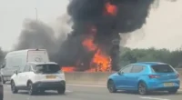 Teljes útlezárás az M25-ösön Angliában - egy kamion lángokban az autópályán Teljes útlezárás az M25-ösön Angliában - egy kamion lángokban az autópályán
